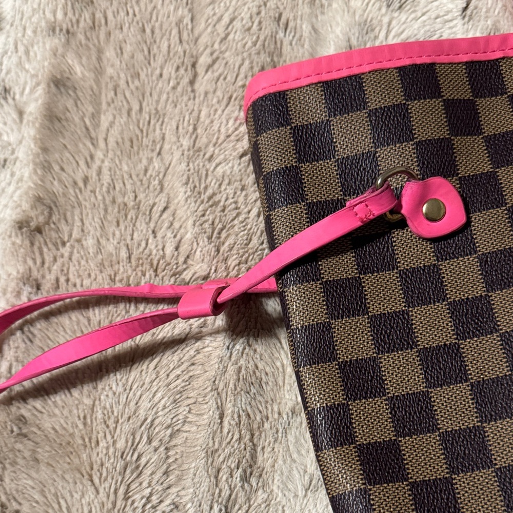 💖Stylish Pink and Brown Checkered Tote Bag - Picture 5 of 10